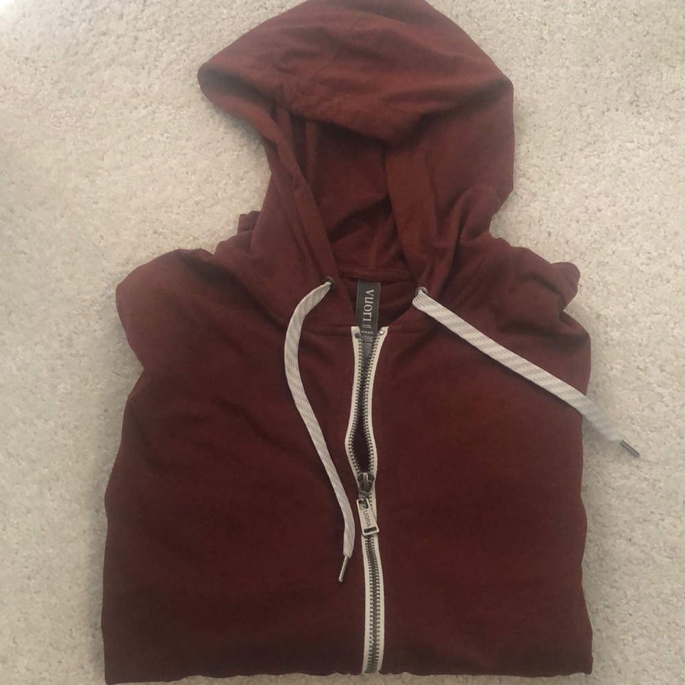 Vuori performance Hoodie small color is Heather brick maroon